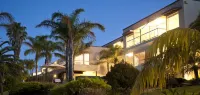 The Bluff Resort Apartments Hotel dekat Encounter Coast Discovery Centre