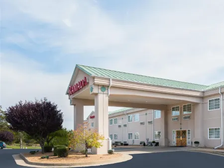 Ramada by Wyndham Strasburg/Shenandoah Valley Отели в г. Shenandoah County