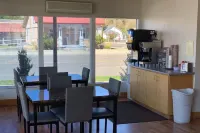 Econo Lodge Inn & Suites