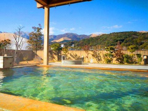 ANA 인터컨티넨탈 벳푸의 야외 수영장 및 휴식 공간