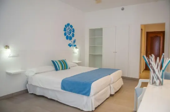 Apartamentos Petit Xuroy Отели в г. 