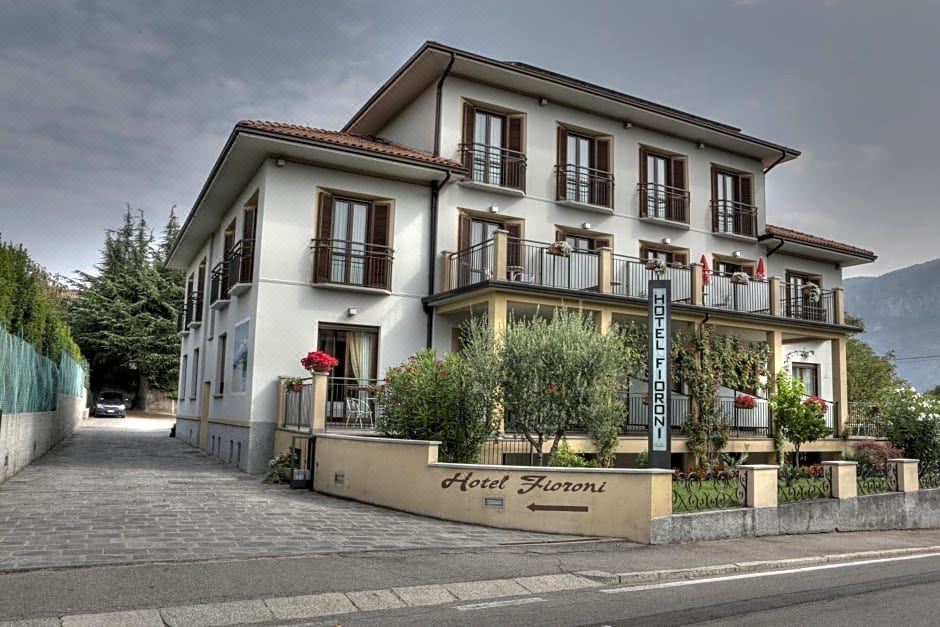 Hotel Fioroni - Housity
