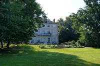 Le Chateau de La Vierge Hotels in Bures-sur-Yvette