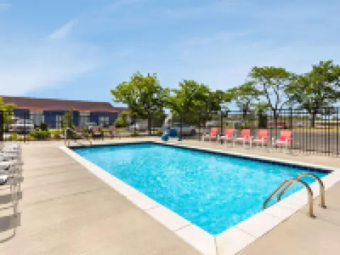 Super 8 by Wyndham Lenexa Overland Park/Mall Area レネックサのホテル