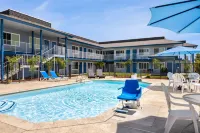 Super 8 by Wyndham Lindsay Olive Tree - Swimmingpools