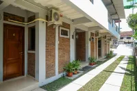 RedDoorz @ Jalan Ringroad Selatan 2 Hotel di Tirtonirmolo