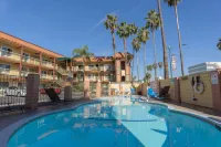 Super 8 by Wyndham Anaheim/Disneyland Drive - Swimmingpools