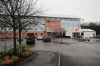 Ramada by Wyndham Wakefield - parking