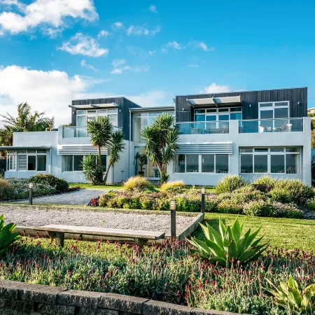 Waiheke Waterfront Lodge Отели рядом с достопримечательностью «Автобус Explorer Island Waiheke»