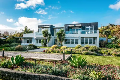 Waiheke Waterfront Lodge فنادق في 