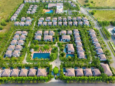 Best Western Premier Sonasea Villas Phu Quoc Отели рядом с достопримечательностью «Chinh Toa Dalat»