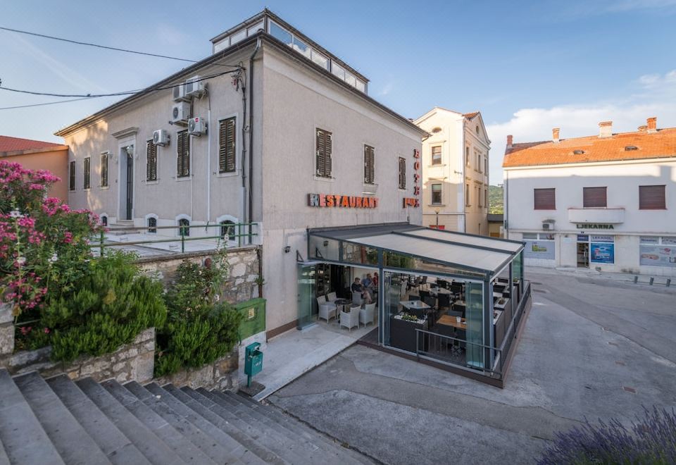 "a building with a sign that says "" pizzeria "" and another sign that says "" cafeteria ""." at Hotel Park