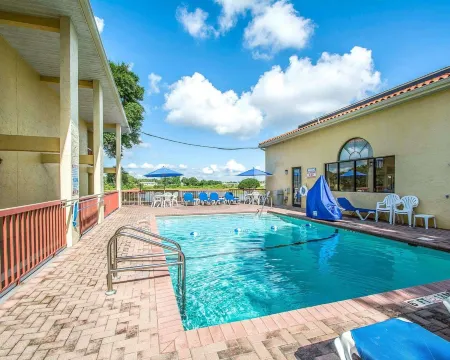 Quality Inn & Suites Mt Dora North Отели в г. Юстис