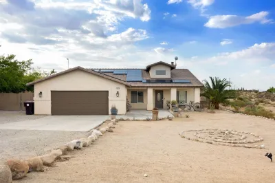 Alana House - Pool, Hot Tub, BBQ, Fire Pit + Walk to Hikes! 4 Bedroom Home by Redawning Hotels in Joshua Tree