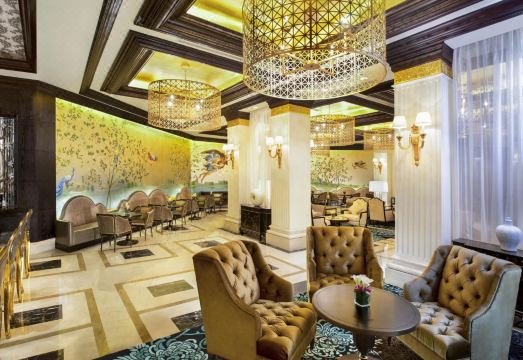 3. 더 캐슬 호텔 ..