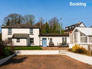 The Cottage - Characterful, coastal family home with new hot tub