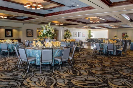 Best Western Plus Oswego Hotel and Conference Center Отели рядом с достопримечательностью «Safe Haven Museum»