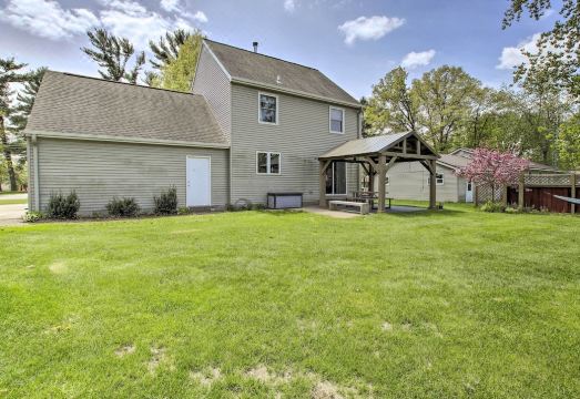 Cozy Wisconsin Springs Home < 2 Mi to Dtwn! - Housity