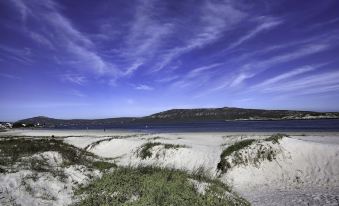 Barefootin Beachfront Cottage, Loadshedding-Proof, Steps Away from Langebaan Main Beach Bliss