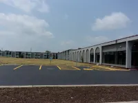 HomeTowne Studios Conference Chicago - N Aurora/ Naperville - parking