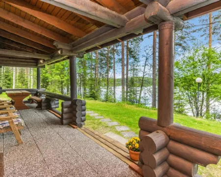 Lohi, Cjoe237 a 黑奈韋西酒店