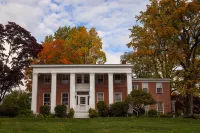 Cromwell Manor Inn Hotels near The Plain