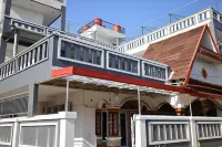 Urbanview Hotel Eropa Maros near Sultan Hasanuddin Airport by RedDoorz Hotel dekat TaqychanSaffron Turikale Maros