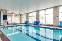 Four Points by Sheraton Kelowna Airport - Yüzme Havuzu