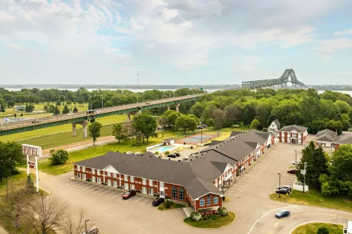 Les Suites de Laviolette Ascend Hotel Collection - parking