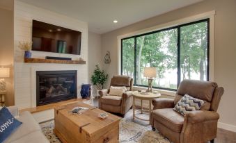 Kayaks & Dock: Lakefront Retreat in Alexandria