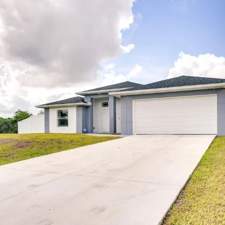 Pet-Friendly Yard! Comfy Lehigh Acres Getaway