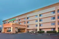 La Quinta Inn & Suites by Wyndham Mansfield Oh Hotels in Bellville