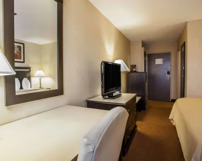 Quality Inn Aurora - Naperville Area Hotel dekat Paramount Theatre