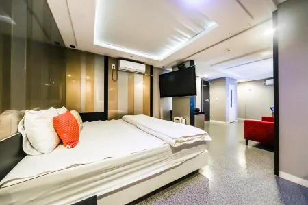Changwon Myeongseodong Hotel V Отели в г. Чханвон