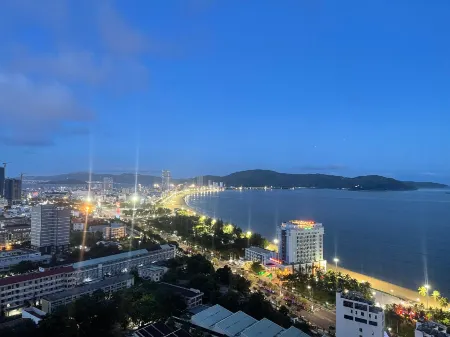 FLC Sea Tower - ST Apartment Отели в г. Куинён