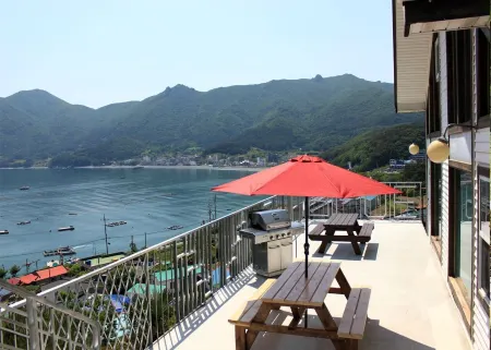 Blue in Blue Pension Отели рядом с достопримечательностью «Hakdong Mongdol Beach»