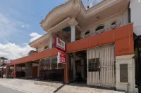 RedDoorz Syariah Near Pasar Aur Kuning Отели в г. Padang Lua