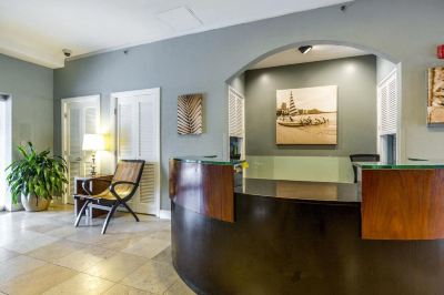 フロントデスク リージェンシー オン ビーチウォーク ワイキキ by アウトリガーの写真