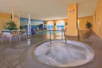Holiday Inn Express & Suites ANAHEIM CONVENTION CENTER AREA by IHG - สระว่ายน้ำบนดาดฟ้า