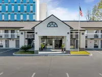 Econo Lodge Augusta, Downtown Hotels near James Brown Statue