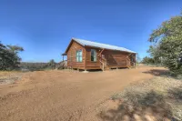 豪華小木屋，配有熱水浴缸和丘陵國家風景