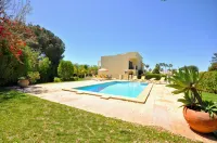 A Stylish Villa with a Private Pool, Short Drive from the Centre, Free AC & Wifi - Private Pool