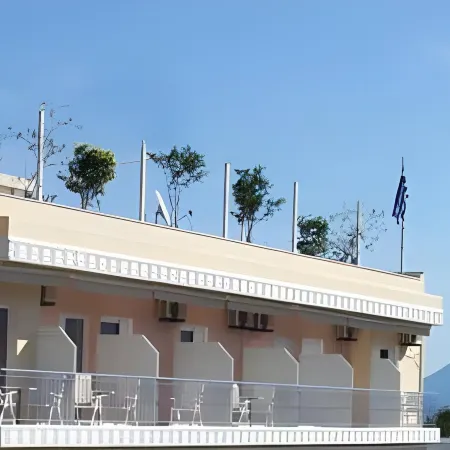 Saronis Hotel
