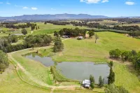 Block Eight Estate Gum Trees Villa Hotels in North Rothbury