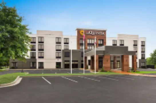 La Quinta Inn & Suites by Wyndham Newark - Elkton Hotels in 