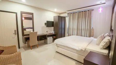 Front One Parama Su Hotel Palu