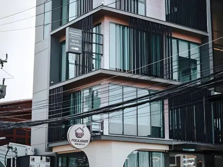 Polkadot Cafe & Hotel Отели рядом с достопримечательностью «Wat Aranyik»