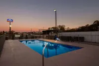 Howard Johnson by Wyndham Jackson - Swimmingpools