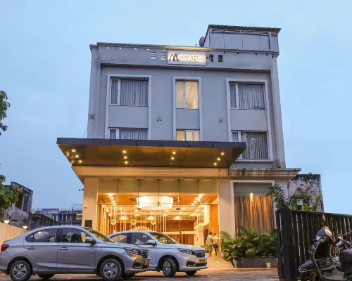 Hhw Buddha Lineage Hotels near Thai Temple
