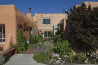 Red Cat House Vacation Apartment